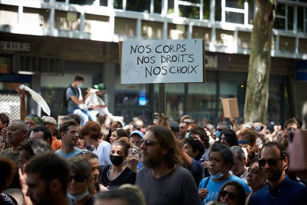Coronavirus in Frankreich, Impfgegner protestieren in Toulouse Protest Against The Health Pass And The Near Mandatory Vaccination A woman holds a placard reading Our body, our rights, our choices . Thousands of people protested in Toulouse and elsewhere in France against the near mandatory vaccination and against the health pass after the Macron s speech on July 12th. Macron announced the health pass will be mandatory for going in public places such as cafes, theates, concerts hall, shops, public transportation (train, bus, tramway), etc. The delay between the first jab and the health pass obtention will be five weeks. But the prohibition for public spaces for non-vaccinated people will go on August 1st. Some say its alike apartheid and 2nd class citizens. Toulouse. France. July 17th 2021 Toulouse Copyright: xAlainxPittonx
