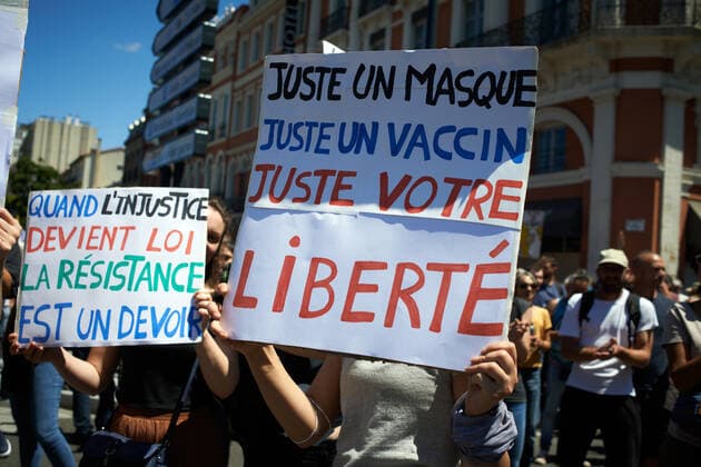 Coronavirus in Frankreich, Impfgegner protestieren in Toulouse Protest Against The Health Pass And The Near Mandatory Vaccination A proteste holds a placard reading Just a protective mask, just a jab, just your freedom . Thousands of people protested in Toulouse and elsewhere in France against the near mandatory vaccination and against the health pass after the Macron s speech on July 12th. Macron announced the health pass will be mandatory for going in public places such as cafes, theates, concerts hall, shops, public transportation (train, bus, tramway), etc. The delay between the first jab and the health pass obtention will be five weeks. But the prohibition for public spaces for non-vaccinated people will go on August 1st. Some say its alike apartheid and 2nd class citizens. Toulouse. France. Jul Copyright: xAlainxPittonx