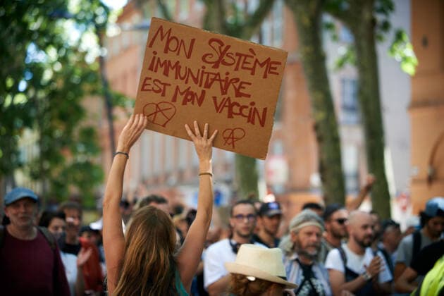 Coronavirus in Frankreich, Impfgegner protestieren in Toulouse Protest Against The Health Pass And The Near Mandatory Vaccination A woman brandishes a placard reading My immune system is my vaccine . Thousands of people protested in Toulouse and elsewhere in France against the near mandatory vaccination and against the health pass after the Macron s speech on July 12th. Macron announced the health pass will be mandatory for going in public places such as cafes, theates, concerts hall, shops, public transportation (train, bus, tramway), etc. The delay between the first jab and the health pass obtention will be five weeks. But the prohibition for public spaces for non-vaccinated people will go on August 1st. Some say its alike apartheid and 2nd class citizens. Toulouse. France. July 17th 2021 Toulouse  Copyright: xAlainxPittonx