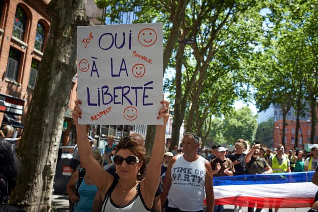Coronavirus in Frankreich, Impfgegner protestieren in Toulouse Protest Against The Health Pass And The Near Mandatory Vaccination A woman holds a placard reading Yes to freedom . Thousands of people protested in Toulouse and elsewhere in France against the near mandatory vaccination and against the health pass after the Macron s speech on July 12th. Macron announced the health pass will be mandatory for going in public places such as cafes, theates, concerts hall, shops, public transportation (train, bus, tramway), etc. The delay between the first jab and the health pass obtention will be five weeks. But the prohibition for public spaces for non-vaccinated people will go on August 1st. Some say its alike apartheid and 2nd class citizens. Toulouse. France. July 17th 2021 Toulouse France pitton-notit  Copyright: xAlainxPittonx
