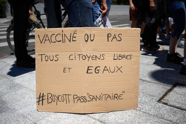Coronavirus in Frankreich, Impfgegner protestieren in Toulouse Protest Against The Health Pass And The Near Mandatory Vaccination The placard reads Vaccinated or not, all citizens are free and equal, boycotthealthpass . Thousands of people protested in Toulouse and elsewhere in France against the near mandatory vaccination and against the health pass after the Macron s speech on July 12th. Macron announced the health pass will be mandatory for going in public places such as cafes, theates, concerts hall, shops, public transportation (train, bus, tramway), etc. The delay between the first jab and the health pass obtention will be five weeks. But the prohibition for public spaces for non-vaccinated people will go on August 1st. Some say its alike apartheid and 2nd class citizens. Toulouse. France. Jul Copyright: xAlainxPittonx