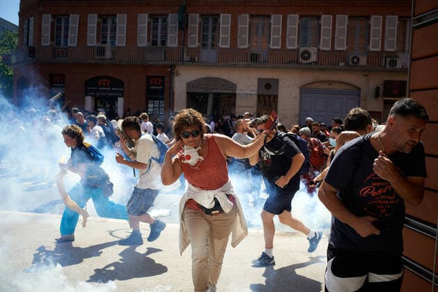 Coronavirus in Frankreich, Impfgegner protestieren in Toulouse Protest Against The Health Pass And The Near Mandatory Vaccination Riot police fired tear gas canisters at the end of the demonstration. Thousands of people protested in Toulouse and elsewhere in France against the near mandatory vaccination and against the health pass after the Macron s speech on July 12th. Macron announced the health pass will be mandatory for going in public places such as cafes, theates, concerts hall, shops, public transportation (train, bus, tramway), etc. The delay between the first jab and the health pass obtention will be five weeks. But the prohibition for public spaces for non-vaccinated people will go on August 1st. Some say its alike apartheid and 2nd class citizens. Toulouse. France. July 17th 2021 Toulouse  Copyright: xAlainxPittonx