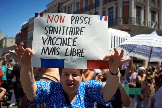 Coronavirus in Frankreich, Impfgegner protestieren in Toulouse Protest Against The Health Pass And The Near Mandatory Vaccination A woman shows her placard reading No to the health pass, Vaccinated but free . Thousands of people protested in Toulouse and elsewhere in France against the near mandatory vaccination and against the health pass after the Macron s speech on July 12th. Macron announced the health pass will be mandatory for going in public places such as cafes, theates, concerts hall, shops, public transportation (train, bus, tramway), etc. The delay between the first jab and the health pass obtention will be five weeks. But the prohibition for public spaces for non-vaccinated people will go on August 1st. Some say its alike apartheid and 2nd class citizens. Toulouse. France. July 17th 2021  Copyright: xAlainxPittonx