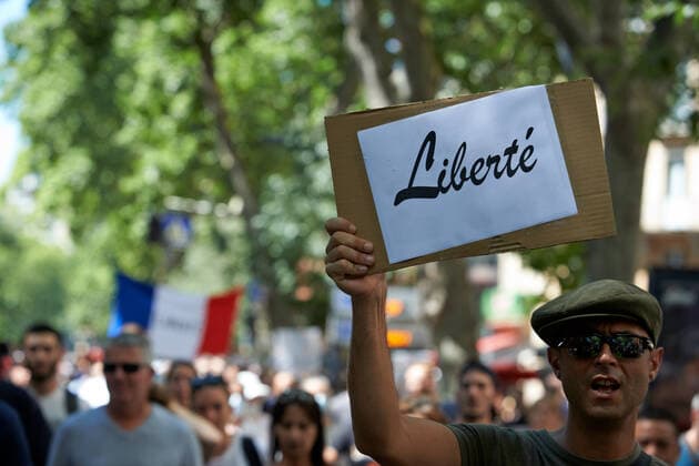 Coronavirus in Frankreich, Impfgegner protestieren in Toulouse Protest Against The Health Pass And The Near Mandatory Vaccination A protester carries a cardboard reading Freedom .Thousands of people protested in Toulouse and elsewhere in France against the near mandatory vaccination and against the health pass after the Macron s speech on July 12th. Macron announced the health pass will be mandatory for going in public places such as cafes, theates, concerts hall, shops, public transportation (train, bus, tramway), etc. The delay between the first jab and the health pass obtention will be five weeks. But the prohibition for public spaces for non-vaccinated people will go on August 1st. Some say its alike apartheid and 2nd class citizens. Toulouse. France. July 17th 2021 Toulouse France pitton-noti  Copyright: xAlainxPittonx