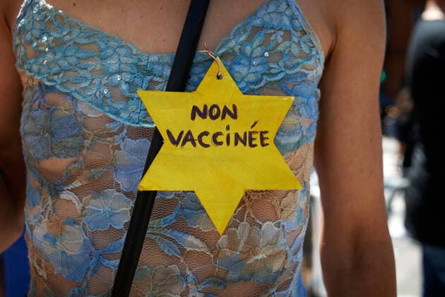 News Themen der Woche KW28 Coronavirus in Frankreich, Impfgegner protestieren in Toulouse Protest Against The Health Pass And The Near Mandatory Vaccination A woman holds a yellow star reading non vaccinated . Thousands of people protested in Toulouse and elsewhere in France against the near mandatory vaccination and against the health pass after the Macron s speech on July 12th. Macron announced the health pass will be mandatory for going in public places such as cafes, theates, concerts hall, shops, public transportation (train, bus, tramway), etc. The delay between the first jab and the health pass obtention will be five weeks. But the prohibition for public spaces for non-vaccinated people will go on August 1st. Some say its alike apartheid and 2nd class citizens. Toulouse. France. July 17th 2021 Toulouse France pitton-n  Copyright: xAlainxPittonx