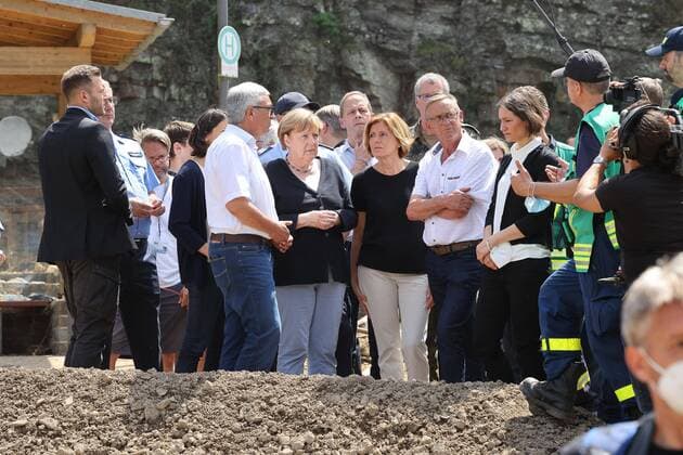Bilder des Jahres 2021, News 07 Juli News Themen der Woche KW28 Schuld Adenau Flutkatastrophe im Ahrtal, Angela Merkel und Ministerpräsidentin von Rheinland-Pfalz, Malu Dreyer in Schuld und Adenau, 18.7.2021, *** Schuld Adenau flood disaster in the Ahr valley, Angela Merkel in Schuld and Adenau, 18 7 2021, Copyright: xJoergxNiebergall Eibner-Pressefox EP_JNL
