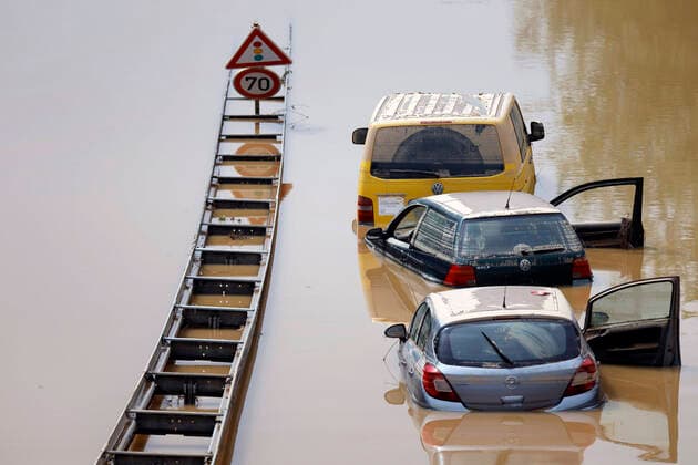 Bilder des Jahres 2021, News 07 Juli News Themen der Woche KW28 Nach der Hochwasser-Katastrophe im Erftkreis gehen die Aufräumarbeiten weiter. Bei den Bergungsarbeiten der zerstörten Autos in Erftstadt-Liblar kommen auch Sonar, Bundeswehrpanzer und Taucher zum Einsatz: Sie überprüfen die massiv beschädigten Fahrzeuge auf der B256 Luxemburger Straße. Die Fahrer der Autos und LKWs waren von den Wassermassen überrascht worden, konnten sich nach bisherigen Erkenntnissen offenbar noch eilig in Sicherheit bringen. Erftstadt, 17.07.2021 *** After the flood disaster in the Erftkreis, the cleanup work continues In the recovery work of the destroyed cars in Erftstadt Liblar, sonar, Bundeswehr tanks and divers are also used They check the massively damaged vehicles on the B256 Luxemburger Straße The drivers Foto:xC.xHardtx xFuturexImage