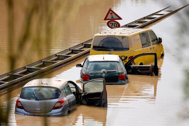 Nach der Hochwasser-Katastrophe im Erftkreis gehen die Aufräumarbeiten weiter. Bei den Bergungsarbeiten der zerstörten Autos in Erftstadt-Liblar kommen auch Sonar, Bundeswehrpanzer und Taucher zum Einsatz: Sie überprüfen die massiv beschädigten Fahrzeuge auf der B256 Luxemburger Straße. Die Fahrer der Autos und LKWs waren von den Wassermassen überrascht worden, konnten sich nach bisherigen Erkenntnissen offenbar noch eilig in Sicherheit bringen. Erftstadt, 17.07.2021