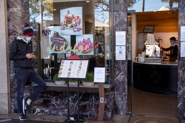 (210718) -- SYDNEY, July 18, 2021 -- A man waits for takeaway food in Sydney, Australia, July 18, 2021. Rising COVID-19 cases sparked tougher restrictions with more retail closed in Australia s state of New South Wales (NSW), the epicenter of the country s current outbreak, on Saturday. ) AUSTRALIA-SYDNEY-LOCKDOWN BaixXuefei 
