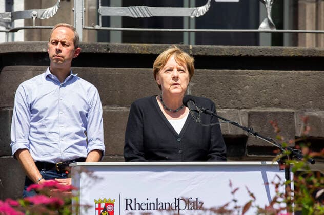 Angela Merkel bei einem Pressestatement am Rathaus nach dem Besuch der Bundeskanzlerin im Eifeldorf Schuld, das schwer von der Unterwetterkatastrophe getroffen wurde. Adenau, 18.07.2021