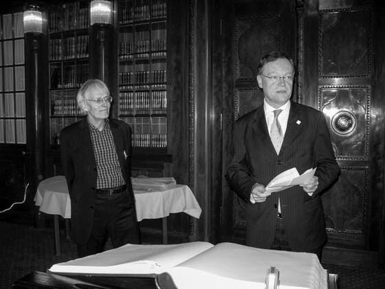 Timm Ulrichs, Stephan-Peter Weil, OB Hannover, anlässlich Ulrichs 70. Geburtstag und seines Eintrags in das Goldene Buch der Stadt: Â»Lebenslänglich: 50 Jahre Wohn-Haft in HannoverÂ«, 31.3.2010 *** Timm Ulrichs, Stephan Peter Weil, OB Hannover, on the occasion of Ulrichs 70 birthday and his entry in the Golden Book of the city Â Lebenslänglich 50 Jahre Wohn Haft in HannoverÂ , 31 3 2010