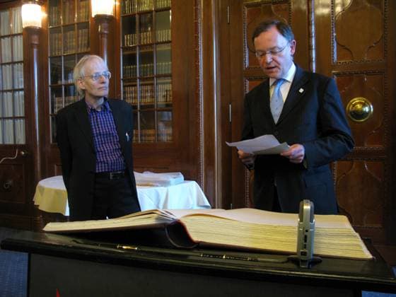 Timm Ulrichs, Stephan-Peter Weil, OB Hannover, anlässlich Ulrichs 70. Geburtstag und seines Eintrags in das Goldene Buch der Stadt: Â»Lebenslänglich: 50 Jahre Wohn-Haft in HannoverÂ«, 31.3.2010 *** Timm Ulrichs, Stephan Peter Weil, OB Hannover, on the occasion of Ulrichs 70 birthday and his entry in the Golden Book of the city Â Lebenslänglich 50 Jahre Wohn Haft in HannoverÂ , 31 3 2010