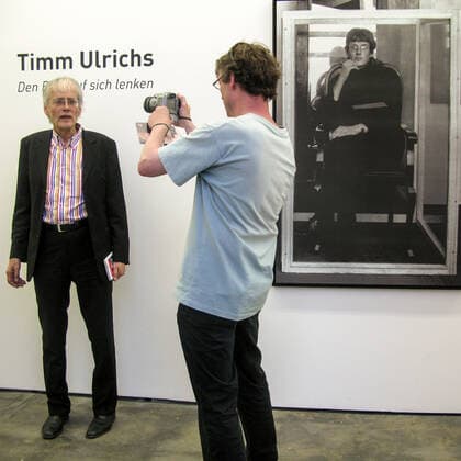 Timm Ulrichs in seiner Ausstellung Den Blitz auf sich lenken in der Galerie Wentrup, 11.6.2010 wird von dem Berliner Fotografen Jan Sobottka portraitiert. Rechts ein Foto von der Selbstausstellung als Erstes lebendes Kunstwerk bei der Juryfreien Kunstausstellung, 1965 in Berlin, obgleich er dort letztlich nicht zugelassen also ausjuriert wurde. *** Timm Ulrichs in his exhibition Den Blitz auf sich lenken in der Galerie Wentrup, 11 6 2010 is portrayed by the Berlin photographer Jan Sobottka On the right a photo of the self-exhibition as the first living work of art at the Juryfreie Kunstausstellung, 1965 in Berlin, although he was not admitted there in the end, i.e. was juried out
