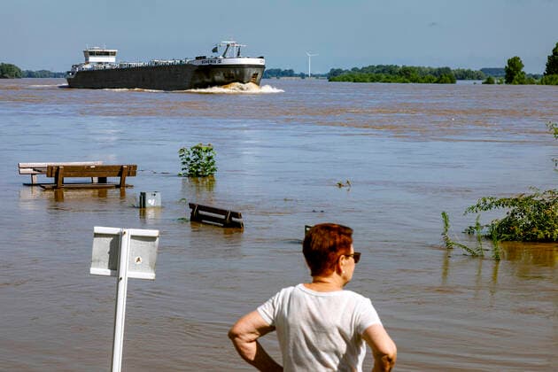 IMAGO Nature: Unsere Erde, Klimawandel, Überschwemmungen News Themen der Woche KW28 News Bilder des Tages Hochwasser nach Starkregen am Rhein in Xanten, hier am Restaurant Zur Rheinfähre Xanten