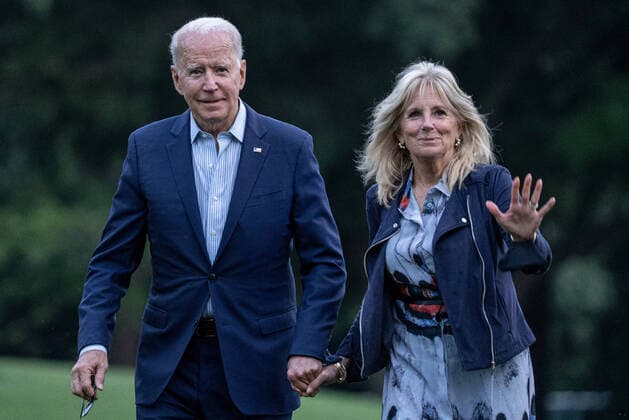 News Bilder des Tages United States President Joe Biden and First Lady Jill Biden walk off of Marine One on the South Lawn of the White House in Washington, DC on Sunday, July 18, 2021. The Biden s spent the weekend in Camp David.  WAP20210718516 KenxCedeno