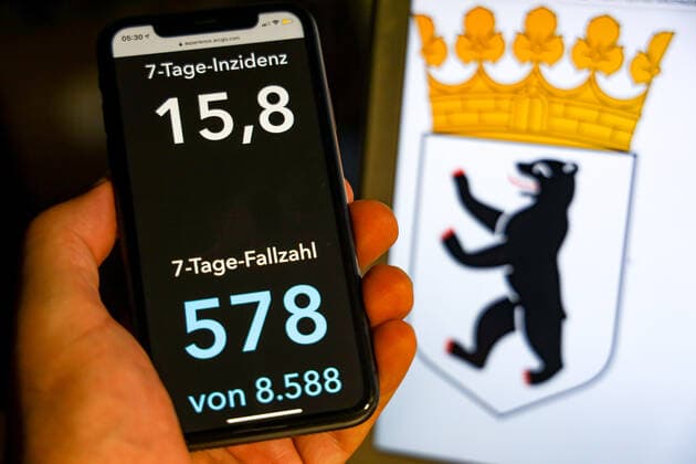 News Bilder des Tages Coronavirus in Deutschland - Covid-19-Dashboard des Robert Koch-Institut DEU, Deutschland, Berlin, 19.07.2021: Die 7-Tage-Inzidenz für das Bundesland (Fälle letzte 7 Tage 100.000 EW) wird auf einem iPhone angezeigt, im Hintergrund das Landeswappen