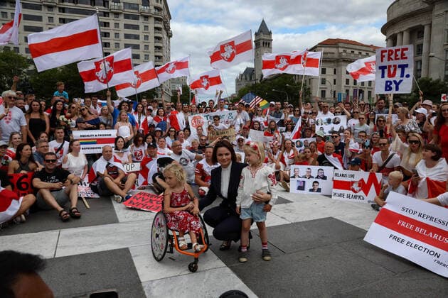 Bilder des Jahres 2021, News 07 Juli News Themen der Woche KW29 News Themen der Woche KW28 News Bilder des Tages People Rally In Washington, D.C. For Belarus Sviatlana Tsikhanouskaya poses for a photograph at a rally for Belarus rights at Freedom Plaza in Washington, D.C. on July 18, 2021. Tsikhanouskaya is a Belarusian human rights activist and politician who ran in the 2020 Belarusian presidential election as the main opposition candidate. Washington, D.C. D.C. United States dozier-peoplera210718_npVfx  Copyright: xBryanxOlinxDozierx