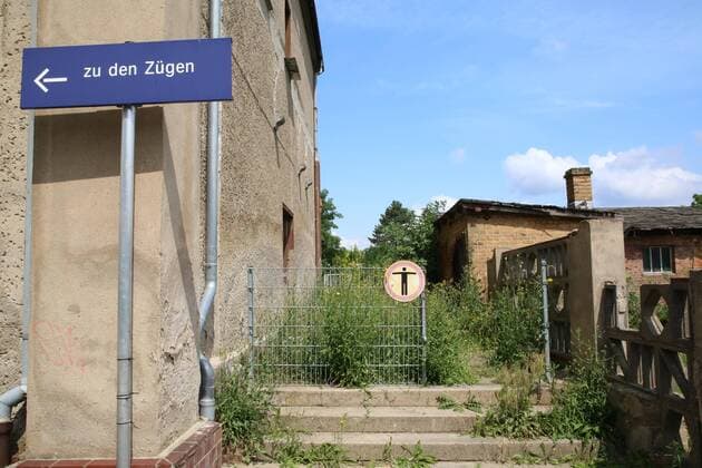 IMAGO Creative: Gesellschaft, Mobilität auf dem Land Blick am Donnerstag (15.07.2021) in Strasburg (Vorpommern Greifswald) auf ein baufälliges Gebäude im Stadtzentrum. Die Stadt hat sich seit 1989 prächtig entwickelt. Dennoch gibt es im Ortskern auch mehr als 30 Jahre nach der Wende noch immer zahlreiche Bauwerke die vom Verfall gezeichnet sind. Sie sind in Mecklenburg Vorpommern nicht selten ein Bespiel dafür, dass an einigen Stellen die Politik machtlos ist oder aber versagt hat. Im Bild der örtliche Bahnhof *** View on Thursday 15 07 2021 in Strasburg Vorpommern Greifswald on a dilapidated building in the city centre The city has developed magnificently since 1989 Nevertheless, there are still numerous buildings in the city centre which are marked by decay even more than 30 years aft