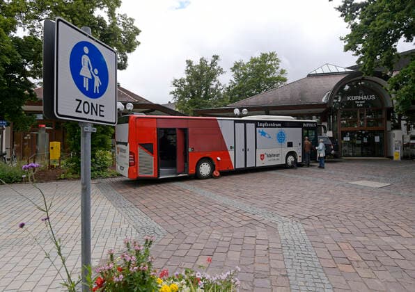 News Bilder des Tages 19.07.2021, Sonderimpfaktion mit dem Impfbus vom Unterallgäuer Corona-Impfzentrum in Bad Wörishofen, hier steht der Buss mitten in der Stadt, am Kurhaus Bad Wörishofen, zentral gelegen. 19.07.2021, Impfbus des Impfzentrums Unterallgäu 19.07.2021, Impfbus des Impfzentrums Unterallgäu