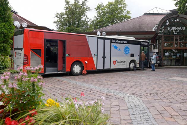 19.07.2021, Sonderimpfaktion mit dem Impfbus vom Unterallgäuer Corona-Impfzentrum in Bad Wörishofen, hier steht der Buss mitten in der Stadt, am Kurhaus Bad Wörishofen, zentral gelegen. 19.07.2021, Impfbus des Impfzentrums Unterallgäu 19.07.2021, Impfbus des Impfzentrums Unterallgäu