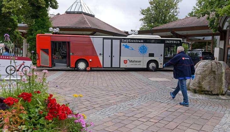 19.07.2021, Sonderimpfaktion mit dem Impfbus vom Unterallgäuer Corona-Impfzentrum in Bad Wörishofen, hier steht der Buss mitten in der Stadt, am Kurhaus Bad Wörishofen, zentral gelegen. 19.07.2021, Impfbus des Impfzentrums Unterallgäu 19.07.2021, Impfbus des Impfzentrums Unterallgäu