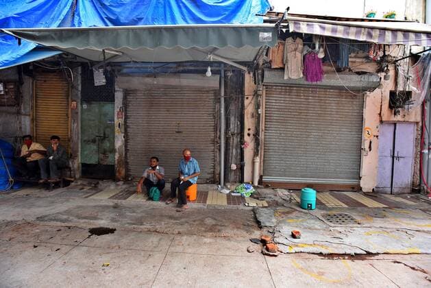 NEW DELHI, INDIA - JULY 18: A view of closed shops at export market in Delhi s Sarojini Nagar after it was shut down by authorities for violating Covid-19 protocols, on July 18, 2021 in New Delhi, India. (Photo by Raj K Raj Hindustan Times) Shoppers Flout Covid Norms In Delhi s Sarojini Market