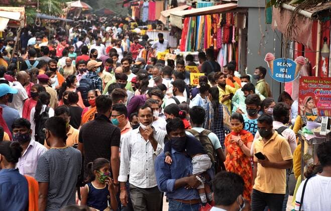 News Bilder des Tages NEW DELHI, INDIA - JULY 18: People flout Covid norms as they shop at Sarojini Nagar market, on July 18, 2021 in New Delhi, India. (Photo by Raj K Raj Hindustan Times) Shoppers Flout Covid Norms In Delhi s Sarojini Market
