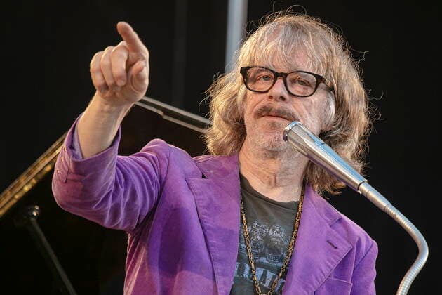 Komiker und Multiinstrumentalist Helge Schneider (65) während seines Auftrittes mit dem Programm Let s Lach im Rahmen der Filmnächte am Elbufer in Dresden.