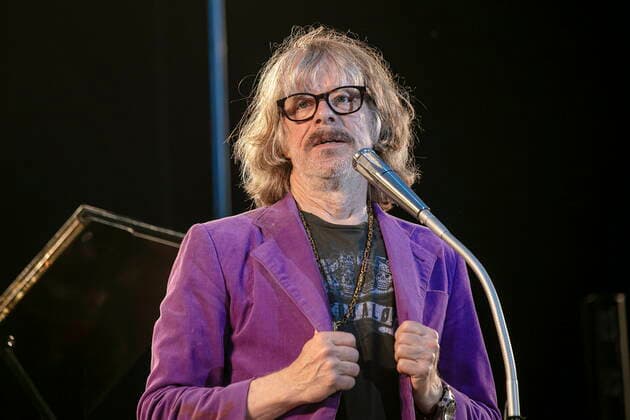 Komiker und Multiinstrumentalist Helge Schneider (65) während seines Auftrittes mit dem Programm Let s Lach im Rahmen der Filmnächte am Elbufer in Dresden.