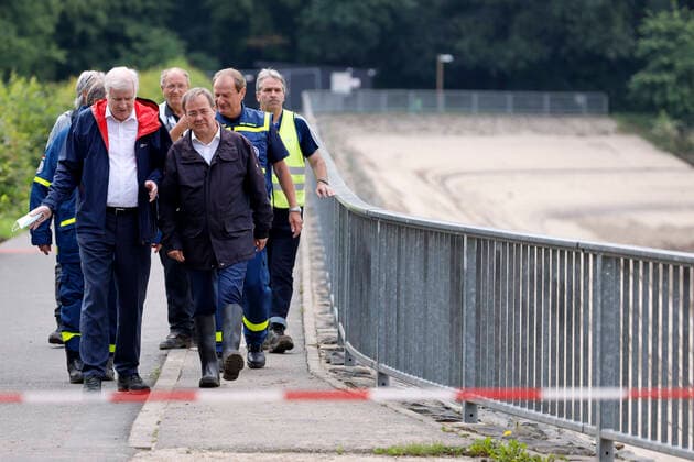 Horst Seehofer und Armin Laschet besuchen die Steinbachtalsperre im Kreis Euskirchen, um sich ein Bild von der angespannten Lage am Damm zu machen und den Helfern von Polizei, THW, Bundeswehr und Feuerwehr für ihren unermüdlichen Einsatz zu danken. Im Bild Armin Laschet und Horst Seehofer auf dem Damm. Kirchheim, 19.07.2021