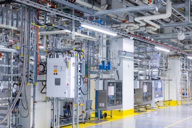 Wirtschaftsminister Martin Dulig besuchte am Montag, 19. Juli 2021, die neu gebaute Halbleiterfabrik von Bosch in Dresden. Gemeinsam mit dem neuen Standortleiter Dr. Christian Koitzsch und dem alten Standortleiter Otto Graf besichtigte er wird er Fabrik und Gelände des Werks. Es ist der erste Besuch des Sächsischen Wirtschaftsministers in der Chipfabrik. Mit der offiziellen Eröffnung der Bosch-Halbleiterfabrik am 7. Juni in Dresden siedelte sich ein weiterer wichtiger Player im Silicon Saxony an. Dafür tätigte der Bosch-Konzern nach eigenen Angaben mit rund einer Milliarde die größte Einzelinvestition in seiner Firmengeschichte. Technische Netzwerkanlage vor der Halbleiterproduktionsstufe. Dresden Sachsen GERMANY *** Minister of E