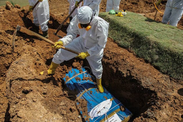 Burials Of Covid-19 Victims In Indonesia Funeral workers bury the coffins of Covid-19 victims at a cemetery on July 19, 2021 in Medan, Indonesia. Indonesia has become the new epicenter of the pandemic, surpassing India and Brazil to become the country with the worlds highest count of new infections as the number of confirmed cases. Medan Indonesia damanik-notitle210719_npbdN  Copyright: xIvanxDamanikx