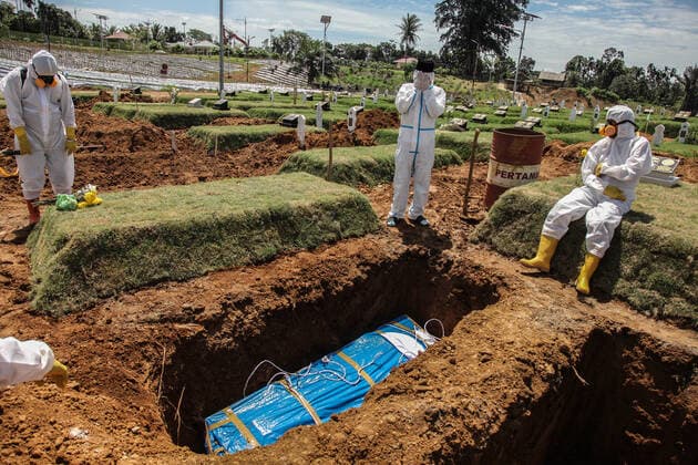 Burials Of Covid-19 Victims In Indonesia Funeral workers bury the coffins of Covid-19 victims at a cemetery on July 19, 2021 in Medan, Indonesia. Indonesia has become the new epicenter of the pandemic, surpassing India and Brazil to become the country with the worlds highest count of new infections as the number of confirmed cases. Medan Indonesia damanik-notitle210719_npG8v  Copyright: xIvanxDamanikx