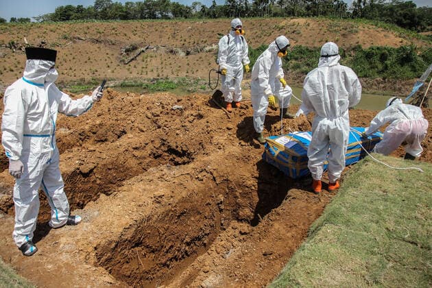 Burials Of Covid-19 Victims In Indonesia Relative member taken photos as the afuneral workers bury the coffins of Covid-19 victims at a cemetery on July 19, 2021 in Medan, Indonesia. Indonesia has become the new epicenter of the pandemic, surpassing India and Brazil to become the country with the worlds highest count of new infections as the number of confirmed cases. Medan Indonesia damanik-notitle210719_npyQp  Copyright: xIvanxDamanikx