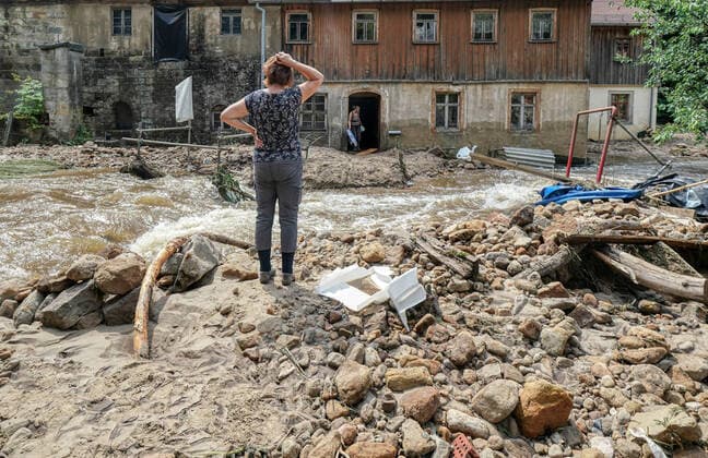 Flutschäden in der Sächsischen Schweiz Starke Zerstörung durch Überflutungen nachdem der Pegel des Krippenbachs im Ort Krippen in der Sächsischen Schweiz massiv anschwoll und alles mit sich riss.