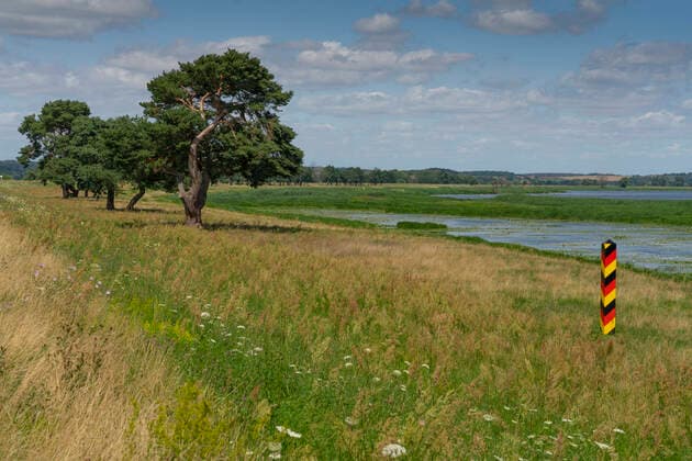 Landschaft mit Grenzsäule an der Oder bei Lunow (Landkreis Barnim) im Nationalpark Unteres Odertal. Die Oder Ist hier die Grenze zwischen Deutschland und Polen. Foto: Volker Hohlfeld Grenzfluss Oder *** Landscape with border column at the river Oder near Lunow County Barnim in the National Park Lower Oder Valley The river Oder is here the border between Germany and Poland Photo Volker Hohlfeld Border river Oder