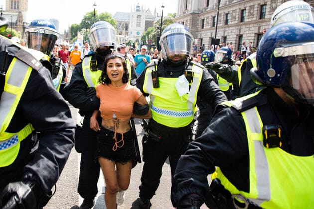 Bilder des Jahres 2021, News 07 Juli News Themen der Woche KW29 News Bilder des Tages July 19, 2021, London, United Kingdom: A protester is arrested after clashing with police during an anti-vaccination protest..Anti-vaccination and anti-Covid restrictions demonstrators march to Parliament Square. They say the coronavirus pandemic is a hoax and protest against the idea of vaccine passports. London United Kingdom - ZUMAs197 20210719_zaa_s197_253 Copyright: xThaboxJaiyesimix