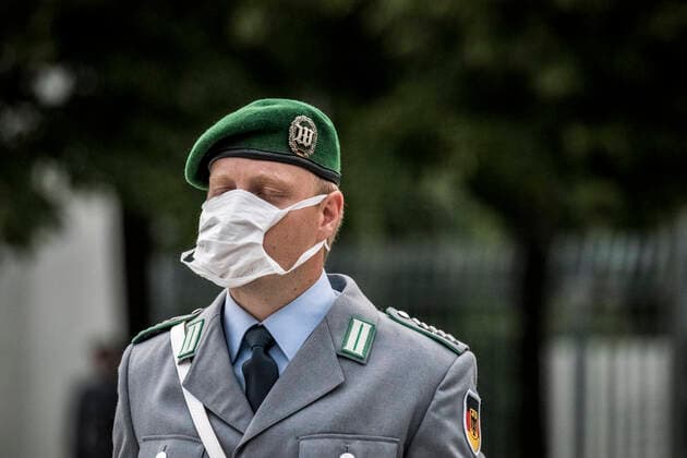 Corona-Schutzmaske sitzt bei einem Bundeswehrsoldaten des Wachbataillon nicht korrekt Europa, Berlin: Bundesministerin der Verteidigung Annegred Kramp-Karrenbauer empfängt ihren estnischen Amtskollegen Kalle Laanet zum offiziellen Antrittsbesuch. Verteidigungsminister Laanet wird mit militärischen Ehren empfangen und am Ehrenmal der Bundeswehr einen Kranz niederlegen. Gesprächsthemen sind die Erweiterung der Einsatzkooperationen, die regionale Sicherheit im Ostseeraum sowie aktuelle EU- und NATO-Themen.