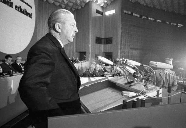 Der Wirtschaftstag der CDU CSU im Jahre 1969 DEU, Deutschland, Dortmund: Der Wirtschaftstag der CDU CSU im Jahre 1969 in Dortmund vereinigte Politiker und Wirtschaftsbosse in der Beratung . Kurt-Georg Kiesinger DEU, Germany, Dortmund: in Dortmund united politicians and business bosses in consultation . NRW *** The business day of the CDU CSU in 1969 DEU, Germany, Dortmund The business day of the CDU CSU in 1969 in Dortmund united politicians and business bosses in consultation Kurt Georg Kiesinger DEU, Germany, Dortmund in Dortmund united politicians and business bosses in consultation NRW