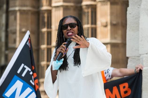 Berühmte Feministinnen, Dawn Butler Protest For NHS Pay Rise In London LONDON, UNITED KINGDOM - JULY 20, 2021: Labour Party MP Dawn Butler speaks during protest outside the Houses of Parliament demanding 15% pay increase for health workers on July 20, 2021 in London, England. The Department for Health and Social Care has recommended that NHS staff in England should receive a 1% pay increase this year despite the unprecedented pressure experienced by the health workers during the coronavirus pandemic. London Greater London United Kingdom szymanowicz-protestf210720_npXBy  Copyright: xWIktorxSzymanowiczx