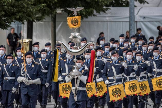 Feierliches Gelöbnis im Bendlerblock Europa, Deutschland, Berlin, 20.07.2021: Rekrutinnen und Rekruten legen am Jahrestag des Deutschen Widerstands am 20.Juli ihr Gelöbnis ab. Mit dieser alljährlichen Zeremonie unterstreicht die Bundeswehr ihr Traditionsverständnis. Es bildet die Grundlage der Konzeption der Inneren Führung und des Leitbildes für alle Soldatinnen und Soldaten als Staatsbürger in Uniform. Die Gelöbnisansprache hält Annegret Kamp-Karrenbauer sowie als Ehrengast Josef Schuster - Präsident des Zentralrats der Juden Deutschlands.
