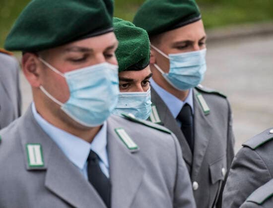 Feierliches Gelöbnis im Bendlerblock Europa, Deutschland, Berlin, 20.07.2021: Rekrutinnen und Rekruten legen am Jahrestag des Deutschen Widerstands am 20.Juli ihr Gelöbnis ab. Mit dieser alljährlichen Zeremonie unterstreicht die Bundeswehr ihr Traditionsverständnis. Es bildet die Grundlage der Konzeption der Inneren Führung und des Leitbildes für alle Soldatinnen und Soldaten als Staatsbürger in Uniform. Die Gelöbnisansprache hält Annegret Kamp-Karrenbauer sowie als Ehrengast Josef Schuster - Präsident des Zentralrats der Juden Deutschlands.