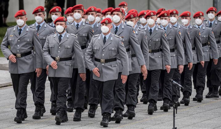 Feierliches Gelöbnis im Bendlerblock Europa, Deutschland, Berlin, 20.07.2021: Rekrutinnen und Rekruten legen am Jahrestag des Deutschen Widerstands am 20.Juli ihr Gelöbnis ab. Mit dieser alljährlichen Zeremonie unterstreicht die Bundeswehr ihr Traditionsverständnis. Es bildet die Grundlage der Konzeption der Inneren Führung und des Leitbildes für alle Soldatinnen und Soldaten als Staatsbürger in Uniform. Die Gelöbnisansprache hält Annegret Kamp-Karrenbauer sowie als Ehrengast Josef Schuster - Präsident des Zentralrats der Juden Deutschlands.