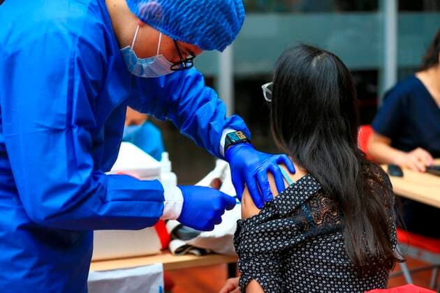 A person receives a dose of the vaccine against covid-19 at the University of La Américas, in Quito, Ecuador, 20 July 2021. The Ecuadorian government s vaccination plan, which is advancing rapidly, aims for 9 million people, 60% of the population, to be immunized until the last week of August. EFE Jose Jacome Ecuadorian government aims to vaccinate 60% of its population by the end of August !ACHTUNG: NUR REDAKTIONELLE NUTZUNG!  Copyright: xJoséxJácomex AME3819 20210720-8bb07336ae110e6643365fc1cf6cebbdf6e4eb6d