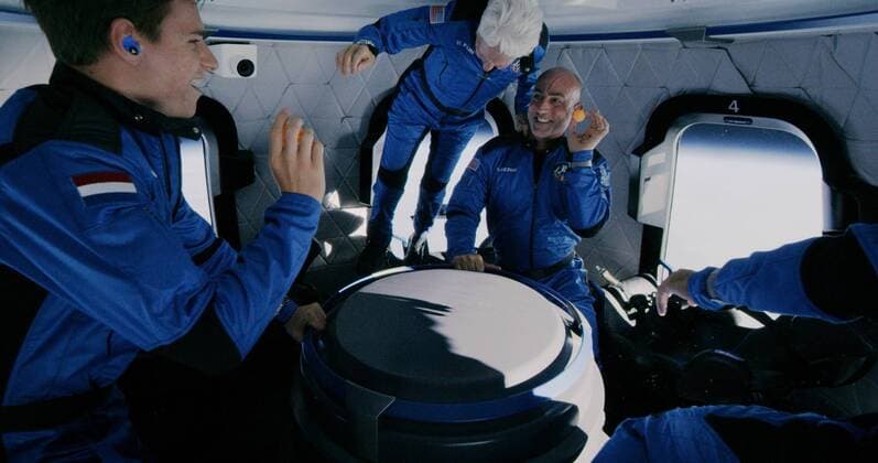 Bilder des Jahres 2021, News 07 Juli News Themen der Woche KW29 News Bilder des Tages July 20, 2021, Van Horn, Texas, USA: Billionaire businessman JEFF BEZOS, Recent Dutch high school graduate OLIVER DAEMEN and pioneering female aviator WALLY FUNK float weightlessly in their capsule with and his brother MARK after ascending in sub-orbital flight aboard s New Shepard rocket over Van Horn. Van Horn USA - ZUMAz03_ 20210720_new_z03_062 Copyright: xBluexOriginx
