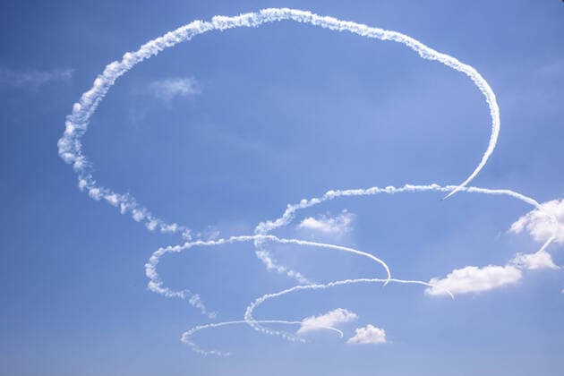 Bilder des Jahres 2021, News 07 Juli News Themen der Woche KW29 News Bilder des Tages July 21, 2021, Tokyo, Japan: Japan Air Force Blue Impulse flyover central Tokyo for Olympic performance preparation. Tokyo Japan - ZUMAs197 20210721_zaa_s197_006 Copyright: xViolaxKamx