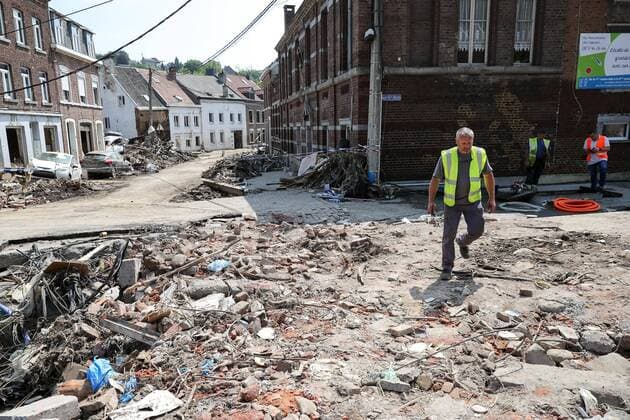 Bilder des Jahres 2021, News 07 Juli News Themen der Woche KW29 News Bilder des Tages (210721) -- PEPINSTER, July 21, 2021 -- A staff member walks on a damaged road in Pepinster, Belgium, July 20, 2021. Belgium is affected by floods and clean-up is under way to help the hard-hit regions recover from the destructions. ) BELGIUM-PEPINSTER-FLOODS-AFTERMATH ZhangxCheng 