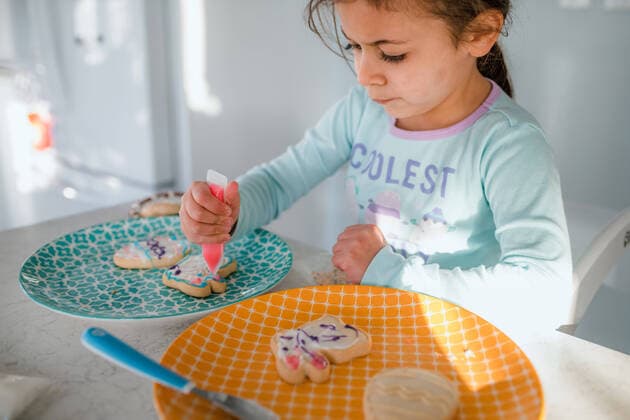 Little girl decorating easter cookies with icing Washington, District of Columbia, United States CR_KEBE210706D-723855-01 ,model released, Symbolfoto