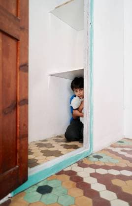 IMAGO Creative: Jahreszeit Winter, Fantasievoll drinnen spielen Unhappy scared little boy with toy hiding in wardrobe while suffering from domestic violence, Model released AdalbertoRodriguez_ChildAbuse_7.jpg Copyright: xAdalbertoxRodriguezx MR