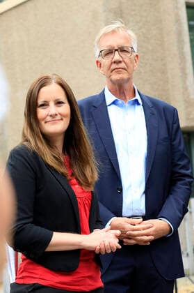 Janine Wissler und Dietmar Bartsch beim Fototermin zur Präsentation der Plakatkampagne der Partei Die Linke zur Bundestagsswahl 2021 vor der Volksbühne am Rosa-Luxemburg-Platz. Berlin, 21.07.2021